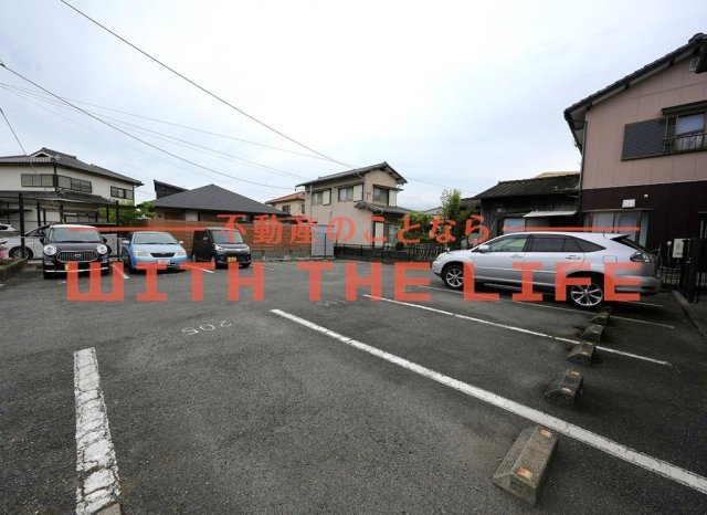 ハイネス迎野【キャッシュバック対象物件】の駐車場|駐車場に車を止められます