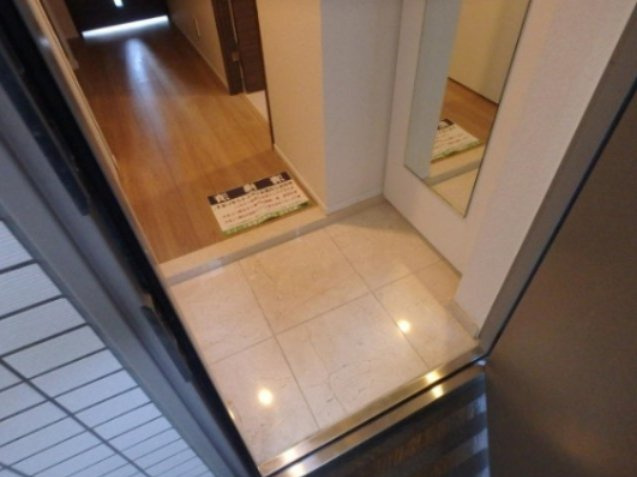 スカイコートパレス大島の玄関