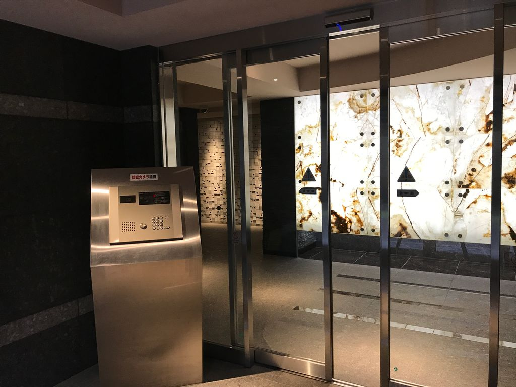 スカイコートパレス大島のエントランス