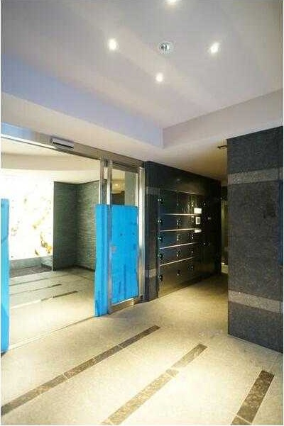 スカイコートパレス大島のエントランス