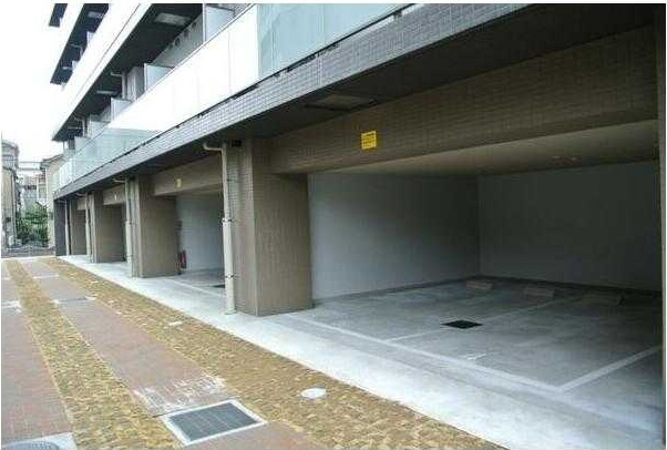 スカイコートパレス大島の駐車場