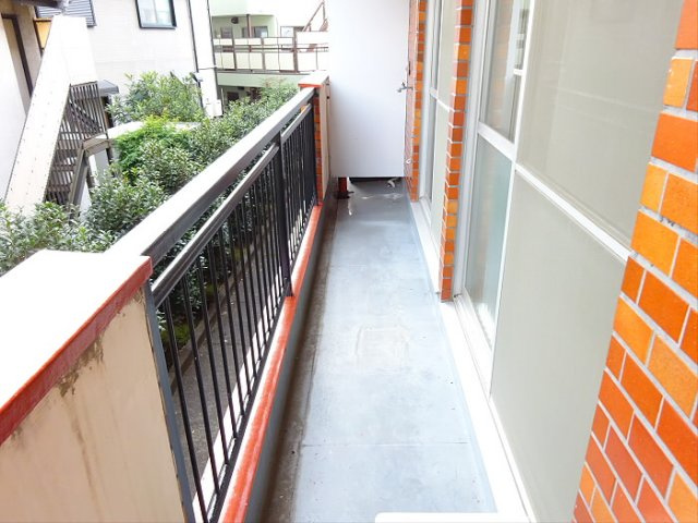 ブラウンハイツのバルコニー|開放的で明るい空間を演出してくれるバルコニーです
