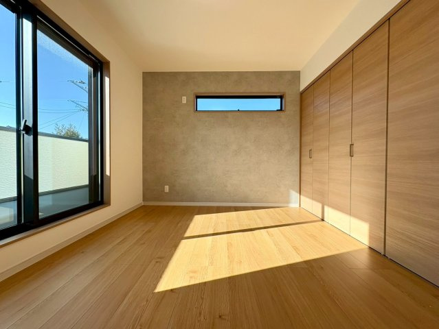高知市朝倉本町（中）新築住宅の洋室|アクセントクロスが素敵な主寝室♪バルコニーに面しているので布団干しもラクラク♪