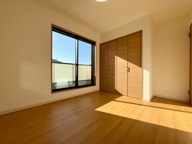 高知市朝倉本町（中）新築住宅の洋室|バルコニー続きの洋室♪朝日で気持ち良い目ざめられそうですね♪