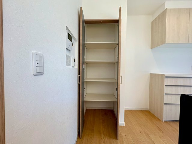 高知市朝倉本町（中）新築住宅の収納|キッチン横の収納はパントリーや日用品入れに☆