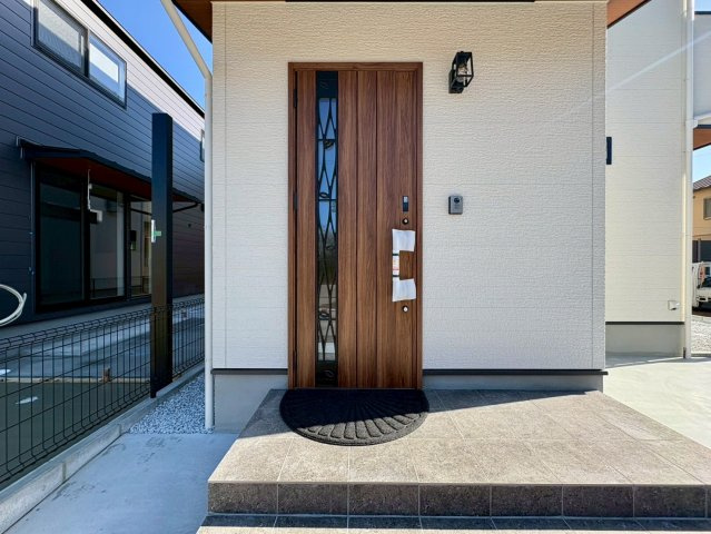 高知市朝倉本町（中）新築住宅の玄関|屋根付き玄関ポーチで、雨の日の出入りも安心