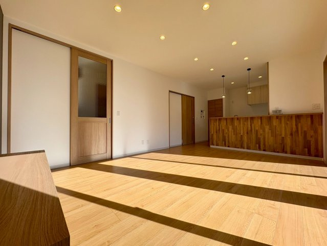 高知市朝倉本町（中）新築住宅の居間・リビング|キッチンからリビング全体を見渡せる、子育てに安心な間取りです☆