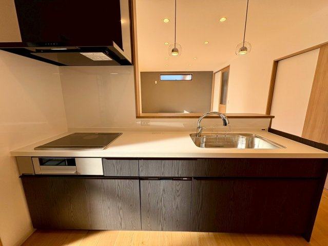 高知市朝倉本町（中）新築住宅のキッチン|作業スペースが広く、家事をしながらでも余裕が持てるキッチン。IHでお掃除ラクラク♪