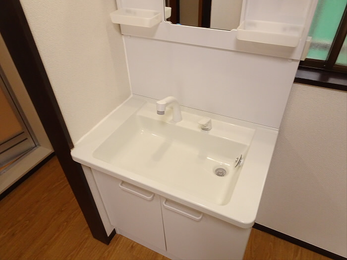 人形邸の洗面所|脱衣スペースもあります