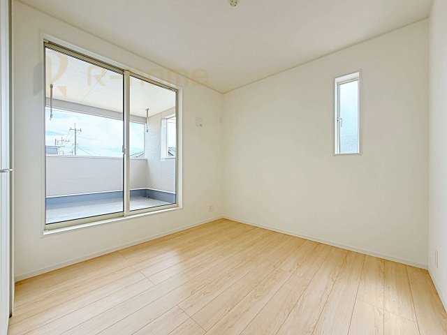 常総市本石下第12　新築戸建て　4号棟の洋室|2面窓の風通しの良い洋室です♪差し込む暖かな陽当たりで、室内がくつろげる空間に早変わりです♪