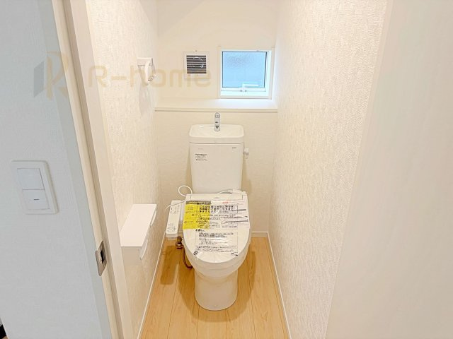 常総市本石下第12　新築戸建て　4号棟のトイレ|温水洗浄便座付きのトイレ。
トイレが２ヵ所設置で朝の忙しい時間でも安心です。