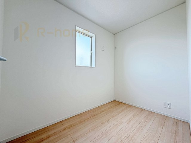 常総市本石下第12　新築戸建て　4号棟のその他|使い勝手の良いサービスルーム！収納やワークスペースなど生活に合わせて活用できます♪