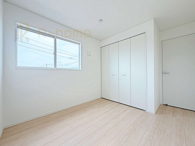 常総市本石下第12　新築戸建て　4号棟の洋室|どんな部屋家具も合わせやすいシンプルな洋室！
たっぷりの日差しと心地よい風が舞い込む住まい♪