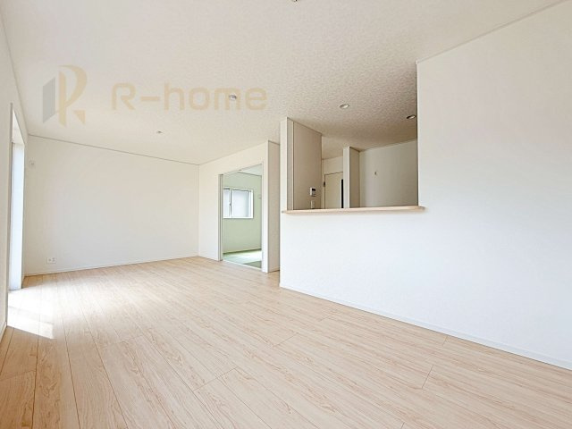 常総市本石下第12　新築戸建て　4号棟の居間・リビング|広々とした余裕のあるリビングです♪大きな窓からは自然光が届きます。