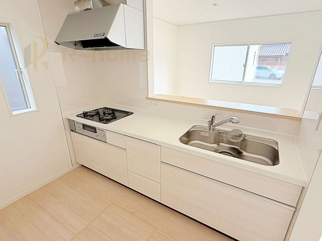常総市本石下第12　新築戸建て　4号棟のキッチン|料理をしながら家族とコミュニケーションが取れる対面式システムキッチン。