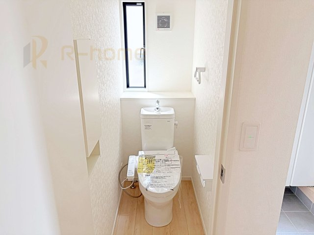 常総市本石下第12　新築戸建て　5号棟のトイレ|温水洗浄便座付きのトイレ。
トイレが２ヵ所設置で朝の忙しい時間でも安心です。
