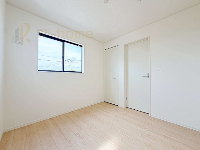常総市本石下第12　新築戸建て　5号棟の洋室|どんな部屋家具も合わせやすいシンプルな洋室！
たっぷりの日差しと心地よい風が舞い込む住まい♪