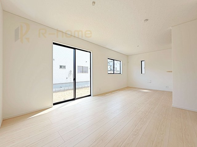 常総市本石下第12　新築戸建て　5号棟の居間・リビング|広々とした余裕のあるリビングです♪大きな窓からは自然光が届きます。