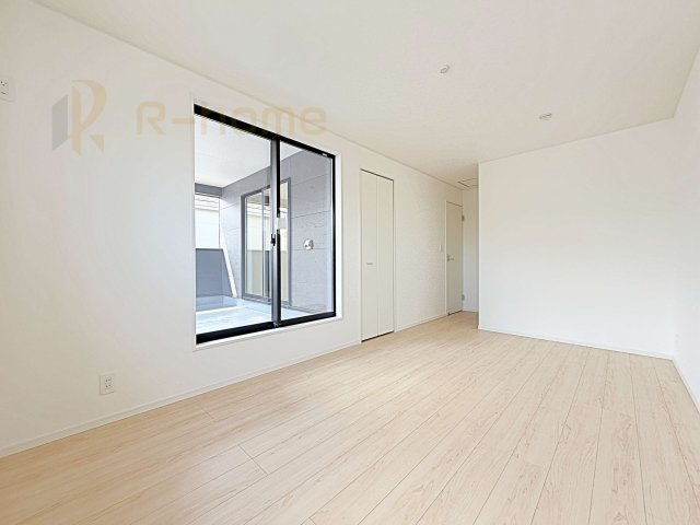 常総市本石下第12　新築戸建て　5号棟の洋室|収納便利なウォークインクローゼット付きの洋室♪
明るく風通しの良いお部屋です♪