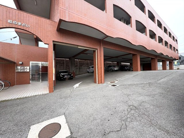 杜のまどいの駐車場