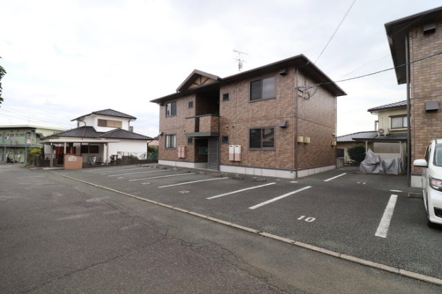ウィルモア輝 A棟の駐車場