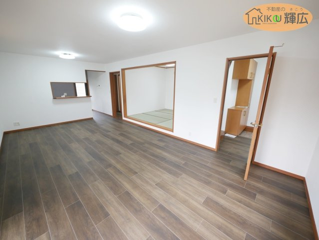 【居間・リビング】 | 姫路市白浜町宇佐崎北1丁目　中古戸建