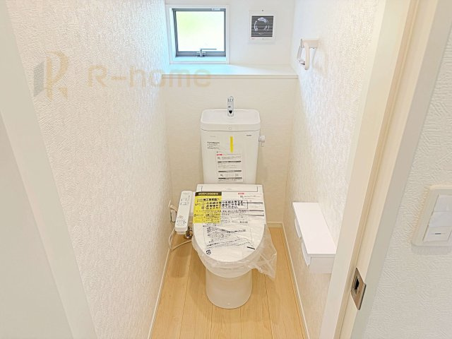 常総市本石下第12　新築戸建て　6号棟のトイレ|温水洗浄便座付きのトイレ。
トイレが２ヵ所設置で朝の忙しい時間でも安心です。