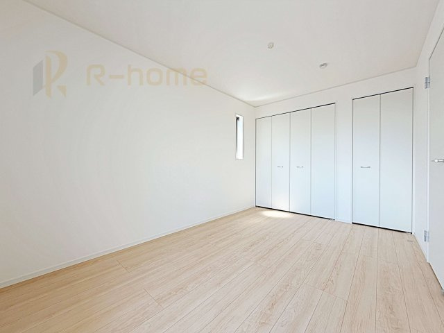 常総市本石下第12　新築戸建て　6号棟の洋室|どんな部屋家具も合わせやすいシンプルな洋室！
たっぷりの日差しと心地よい風が舞い込む住まい♪