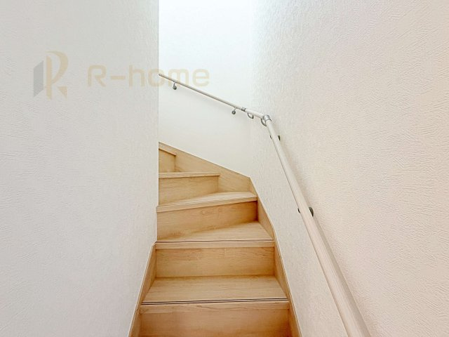 常総市本石下第12　新築戸建て　6号棟の内装|手すりのついた階段！小さなお子様の利用も一安心です♪