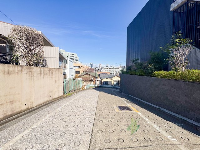 新宿区南元町の前面道路含む現地写真