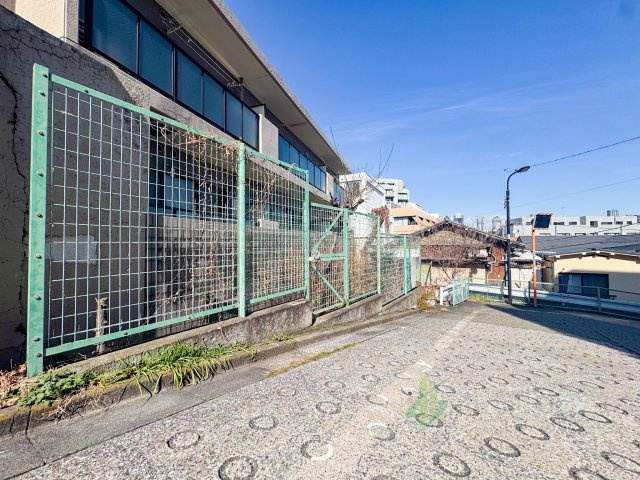 新宿区南元町の前面道路含む現地写真