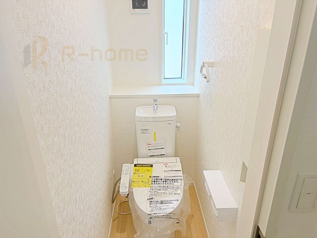 常総市本石下第12　新築戸建て　7号棟のトイレ|小窓が付いた明るいトイレ♪
温水洗浄便座付きです。