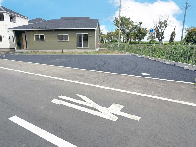 常総市本石下第12　新築戸建て　7号棟の駐車場|カースペースは3台完備。ゲスト用のスペースも確保できますね♪