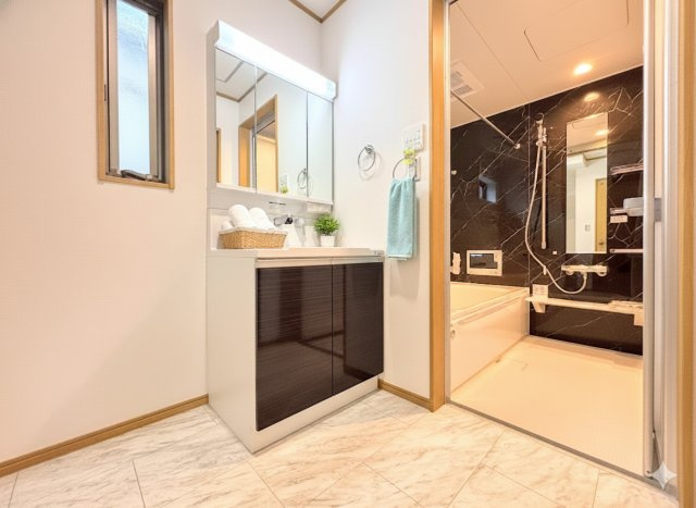 泉区和泉が丘2丁目　新築戸建て　第3のその他|［モデルハウス］◆毎日使う場所だから、機能的で使いやすさに配慮したパウダールーム。すっきりと使えるように収納も豊富にご用意しています。
