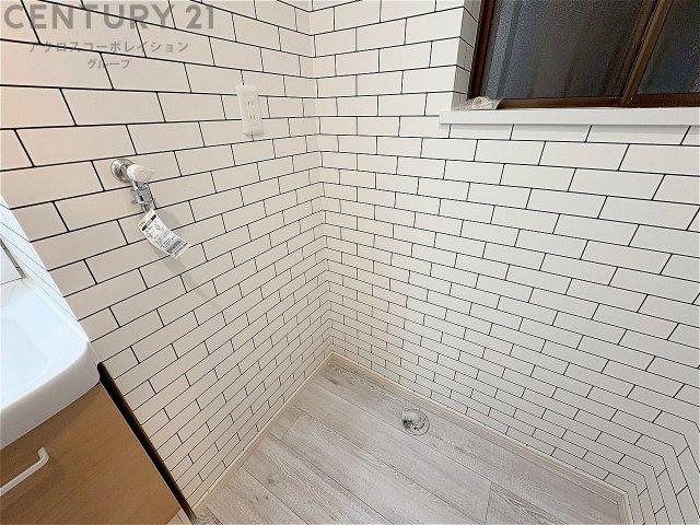 洗濯物の仕分け作業がしやすく、整理整頓が容易になります。洗濯音や湿気を他の部屋に持ち込まず、生活環境を快適に保ちます。上部を活用すれば収納スペースを確保でき洗剤や洗濯用品の整理もしやすくなります。
