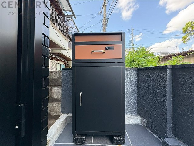 宅配ボックス機能付き門柱は荷物の受け取りや配達が便利で安全です。不在時でも荷物が確保され、盗難や損傷のリスクが減少。受け取り時間の柔軟性が向上。外出先からでも荷物の受け取りや預けが可能となります。
