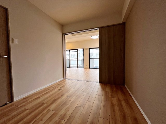 中古マンション　グランドムール松浪の洋室|リビング側と廊下側から出入りが可能なので、しっかりとプライバシーを確保することができます！