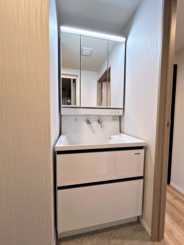 中古マンション　グランドムール松浪の独立洗面台|三面鏡洗面台を交換いたしました！収納豊富な洗面台です！