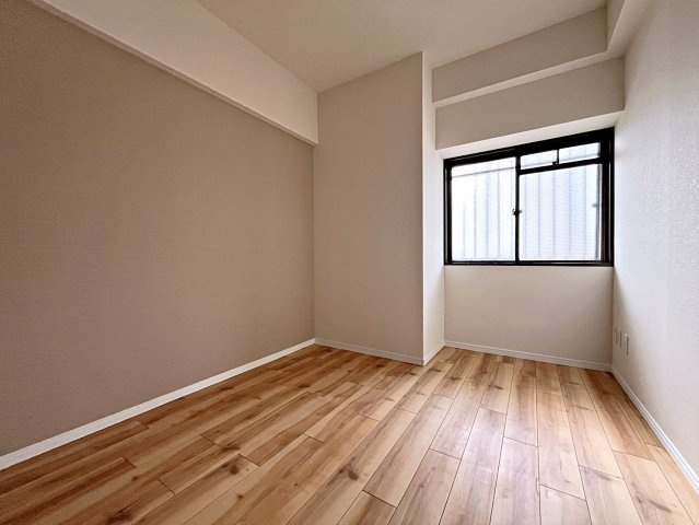 中古マンション　グランドムール松浪の洋室|北側から柔らかな日差しが入るお部屋です！