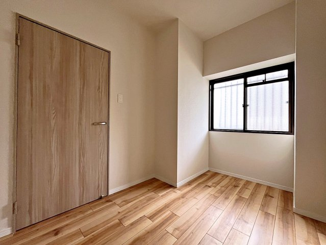 中古マンション　グランドムール松浪の洋室|北側の3.9帖の洋室　コンパクトなので空調効率が高く過ごしやすいプライベートルーム！