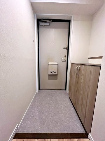 中古マンション　グランドムール松浪の玄関|玄関スペース　下駄箱の上には小物が置け限られたスペースを有効活用！