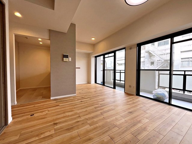 中古マンション　グランドムール松浪の居間・リビング|窓が多く明るく開放的なリビング！ご家族が集うくつろぎの空間です！