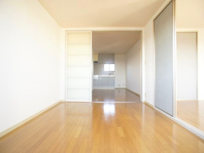 【居間・リビング】 | ラフォーレ・パレスB | 快適に過ごせるエアコンが付いています♪