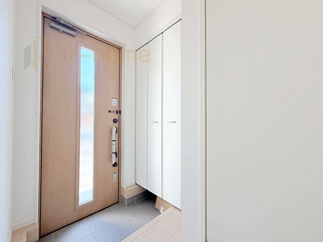 常総市本石下第12　新築戸建て　8号棟の玄関|気持ちよくご家族やゲストを送迎できる穏やかな雰囲気の玄関♪大きな下駄箱で玄関廻りスッキリ♪