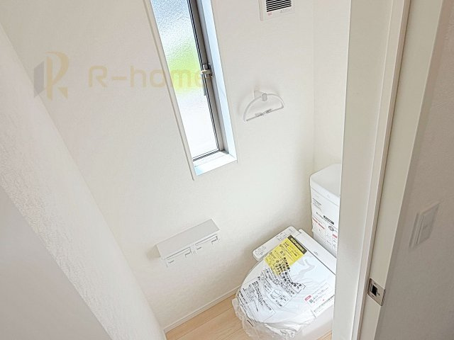 常総市本石下第12　新築戸建て　8号棟のトイレ|温水洗浄便座付きのトイレ。
トイレが２ヵ所設置で朝の忙しい時間でも安心です。