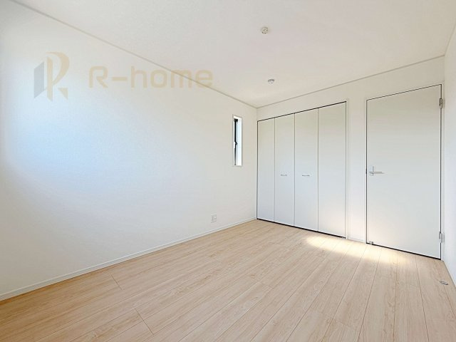 常総市本石下第12　新築戸建て　8号棟の洋室|どんな部屋家具も合わせやすいシンプルな洋室！
たっぷりの日差しと心地よい風が舞い込む住まい♪
