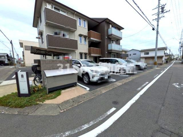 WEAVE LIFE Ⅱ (ウィーヴ ライフ Ⅱ)の駐車場