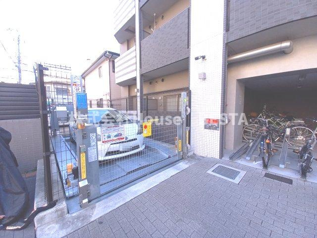 ワールドアイ神戸湊町の駐車場