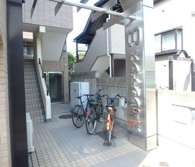 第3栄町レジデンスの駐車場