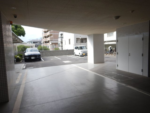 ジオ西新宿ツインレジデンスイースト棟の駐車場